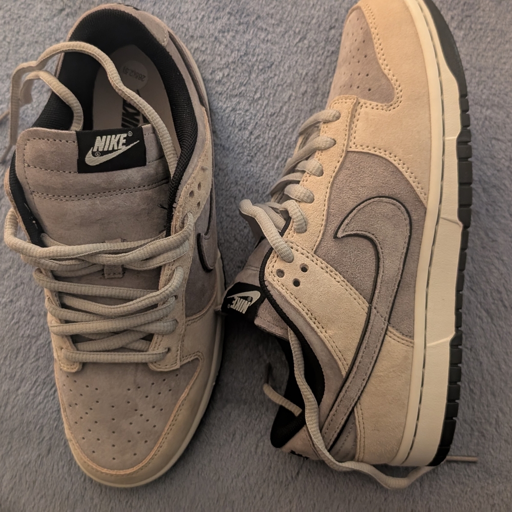 Nike Men's Gray and Cream Sneakers